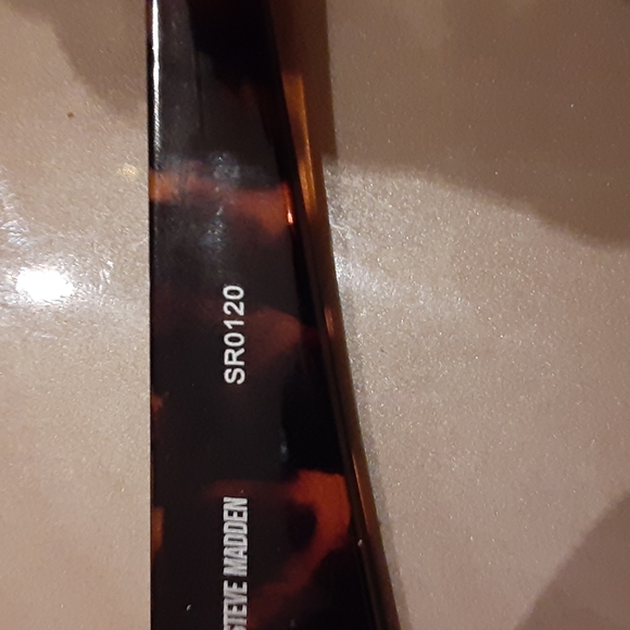 Steve Madden Sunglasses - Picture 10 of 11
